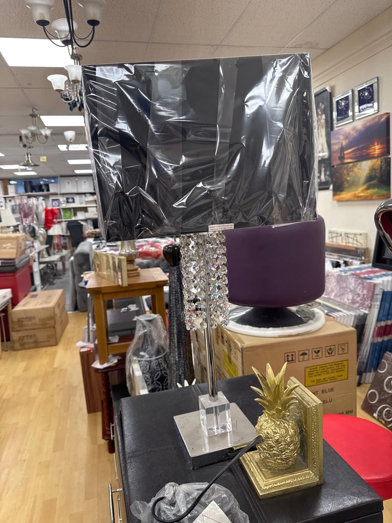 Metallic table lamp with crystal droplets