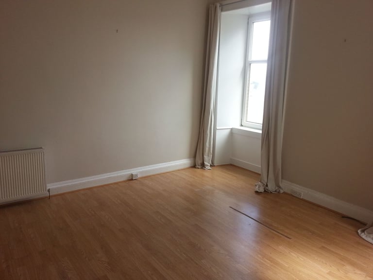Spacious 2-Bedroom First Floor Flat with Sea Views