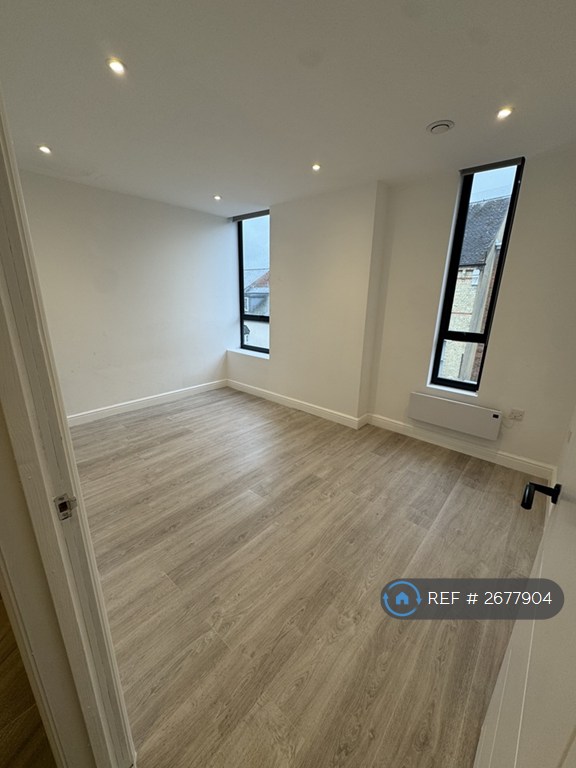 2 bedroom flat in London Street, Basingstoke, RG21 (2 bed) (#2677904)