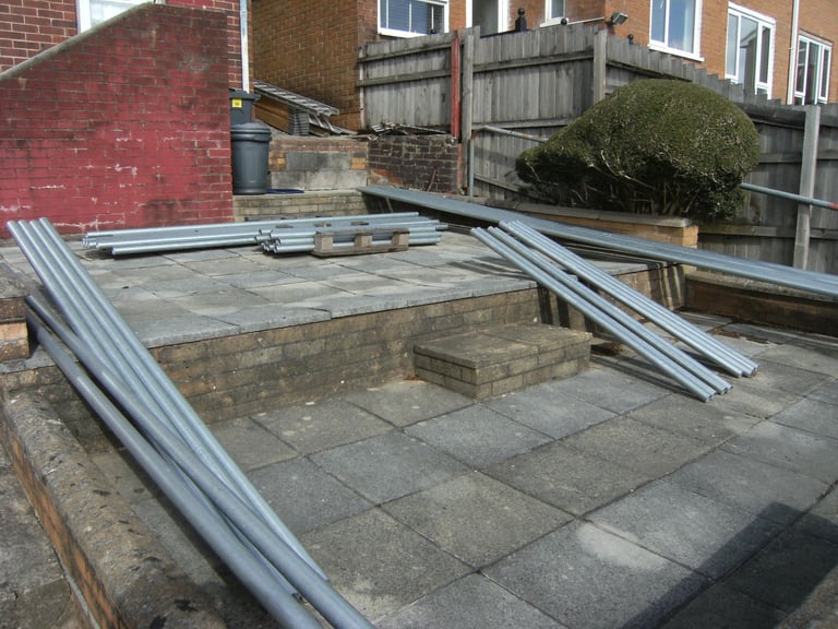 Assorted scaffolding, boards & fittings