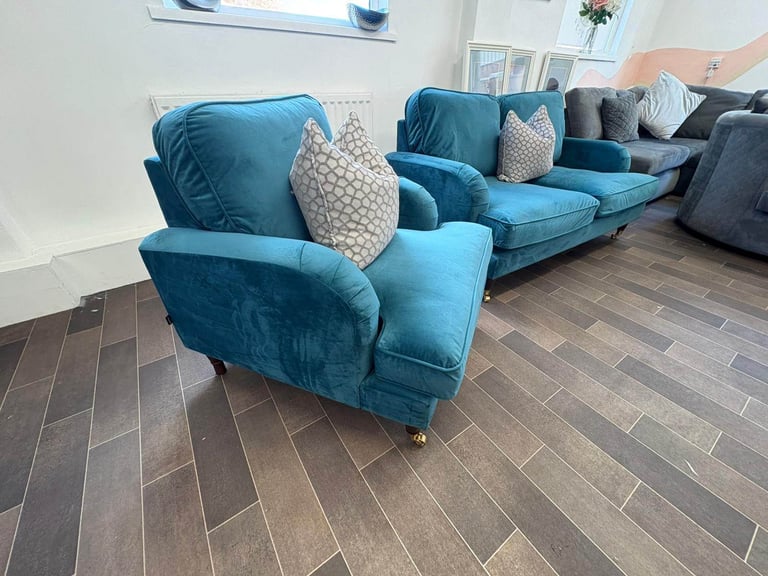 Lovely Compact French Velvet Sofa & Armchair. Delivery available🚛