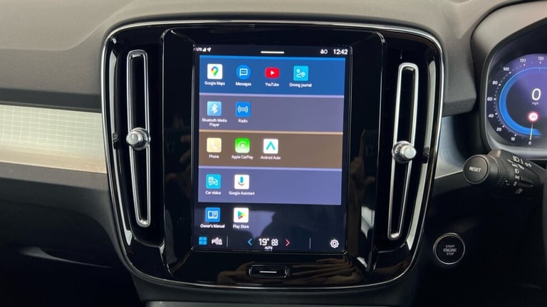 2022 Volvo XC40 Core, B3 mild hybrid, Petrol (Apple CarPlay, Power Tailgate, Google Nav) Estate P...