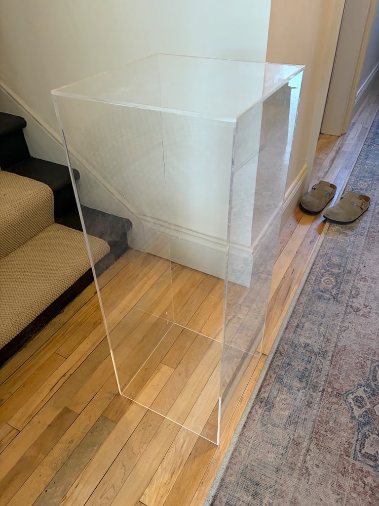 Free acrylic plinth