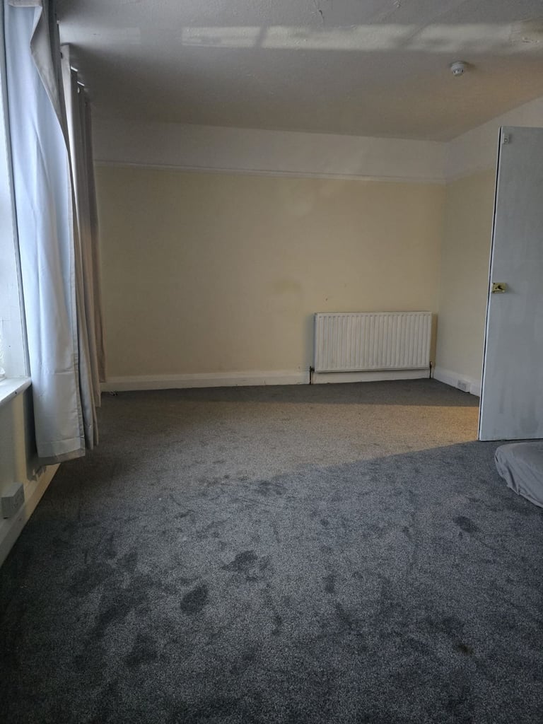 Spacious Double Rooms available in a well-maintained 4-bed flat located on London Road SM3.