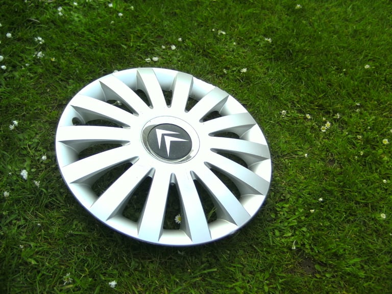 RARE,GENUINE CITROEN 14 INCH WHEEL TRIM,BLACK CENTRE,CHROME RING,C/W RETAINING RING TO FIT IT