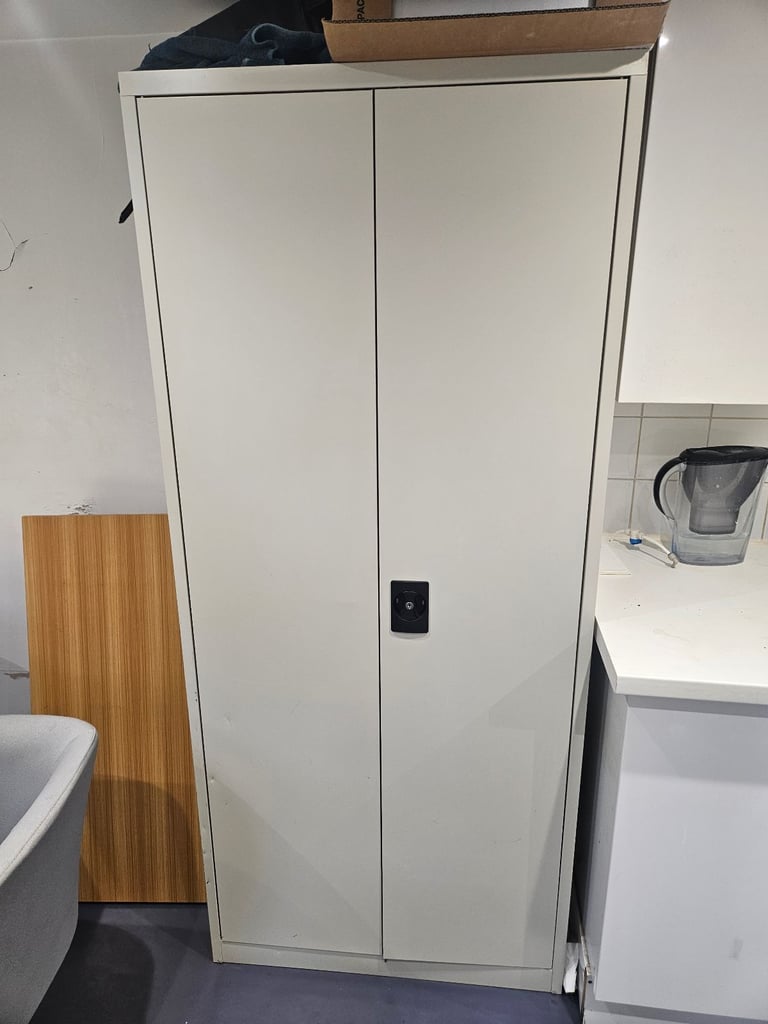 Metel filing cabinet with lock and keys