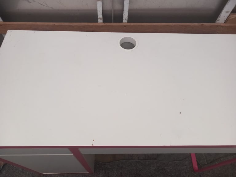 Kids pink desk CAN DELIVER
