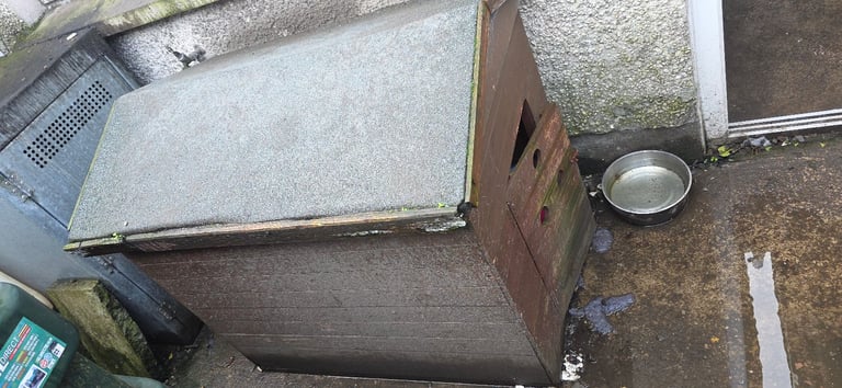 Dog box suit medium dog no longer needed 