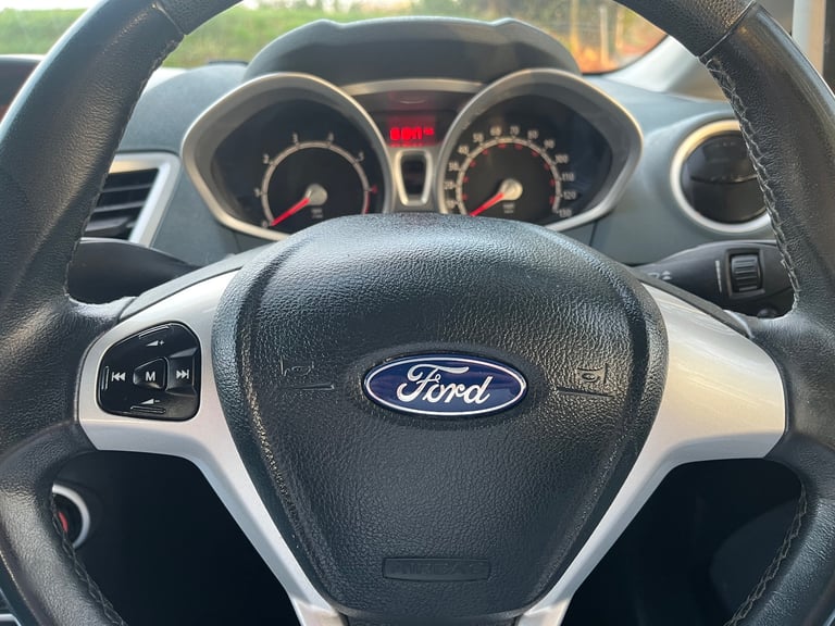 FORD FIESTA 1.25 PETROL MANUAL 5 DOOR HATCHBACK - LONG MOT AND FULL SERVICE HISTORY