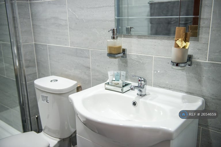 1 bedroom flat in Claremont, Bradford, BD7 (1 bed) (#2654659)