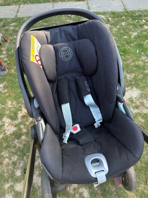 Mama's & Papa's ONYX Ocarro with a Cybex Cloud T layback car seat.