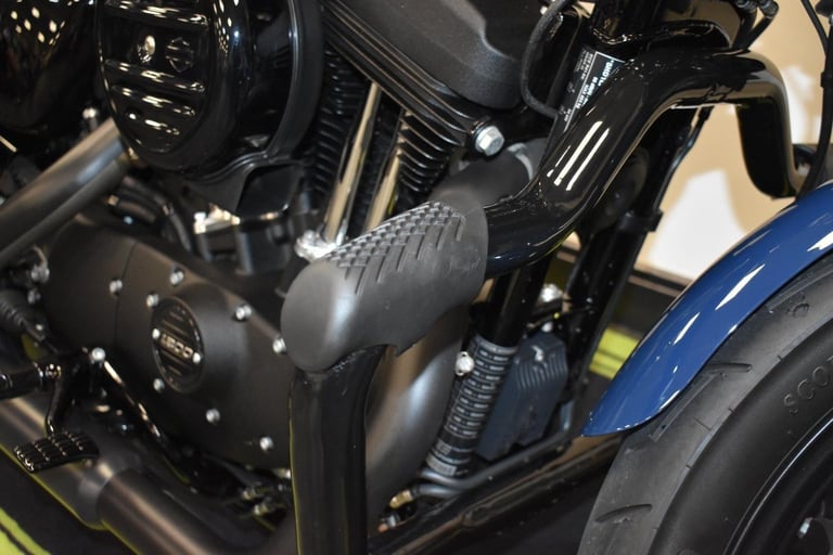 HARLEY DAVIDSON SPORTSTER 1200 IRON-ONLY 880 MILES-VANCE AND HINES-ENGINE BARS