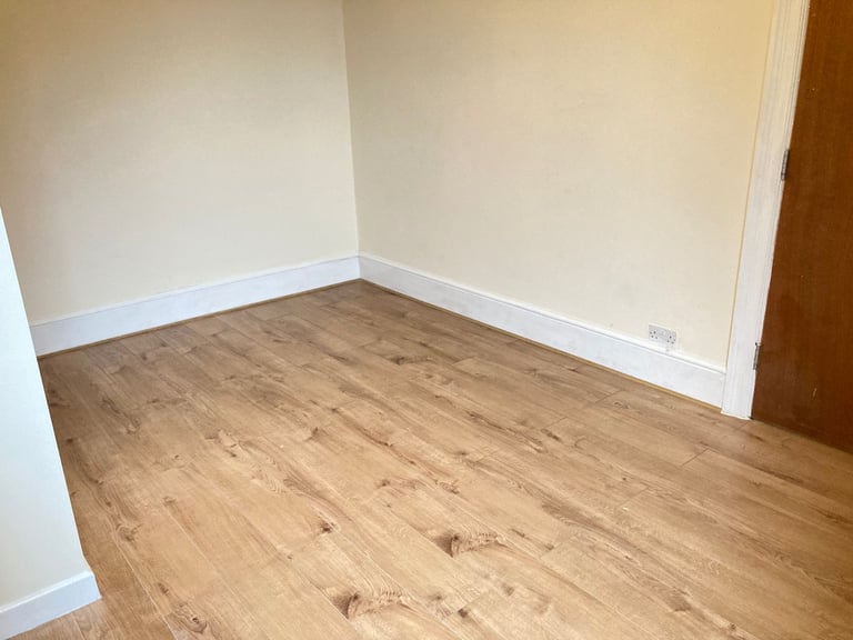 IncludesBills Converted 1st Studio Shower OpenBedRoomKitchenDineSit Garden VeryNearRailBusTubeShops