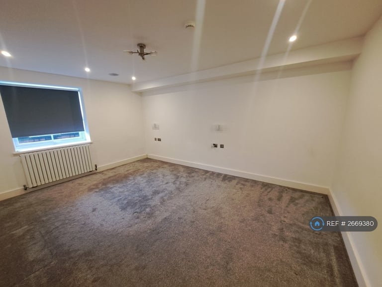 2 bedroom flat in Harrogate Road, Leeds, LS7 (2 bed) (#2669380)