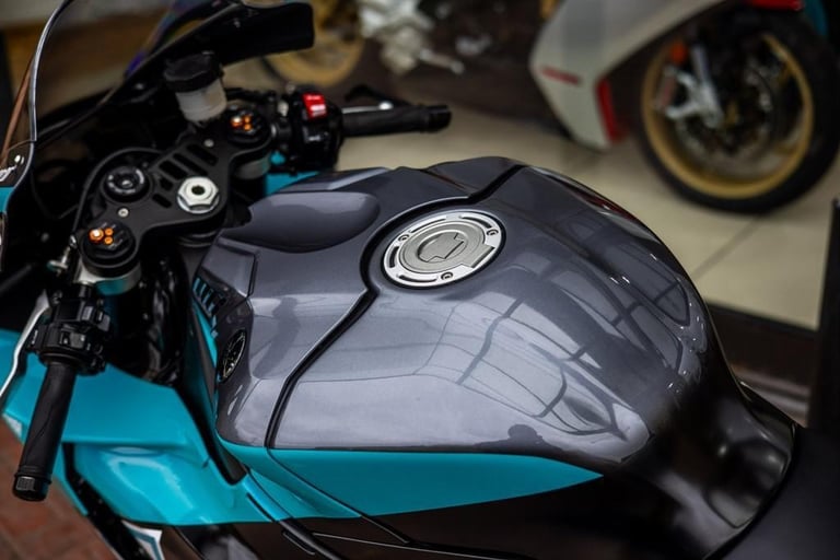 Yamaha R1 PETRONAS PAINT ! AKRO ! STUNNING