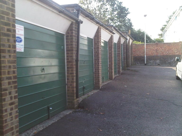 Garage/Parking/Storage to Rent: Longridge Close, Reading, RG30 2QF