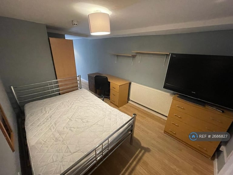 6 bedroom house in Barchester Close, Uxbridge, UB8 (6 bed) (#2686827)