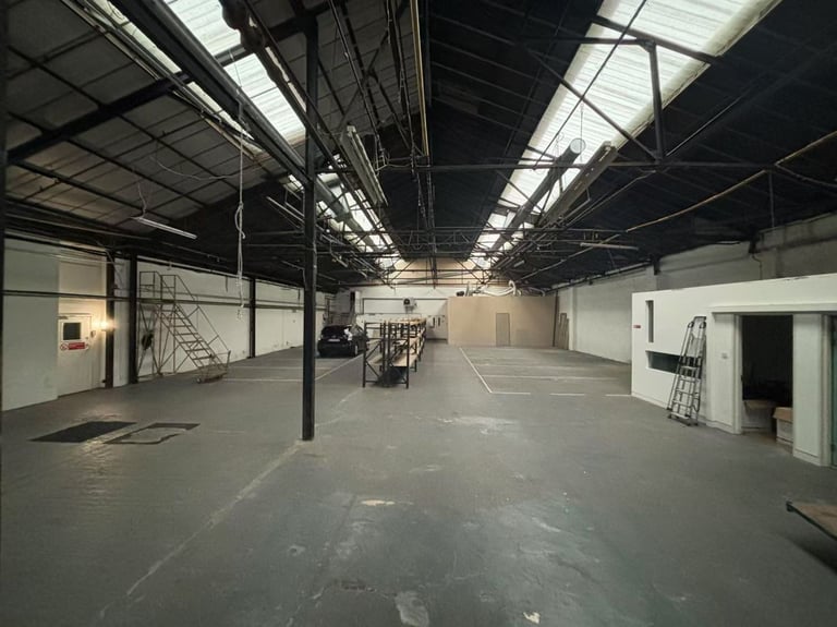 Flexible term warehouse unit  space share or let
