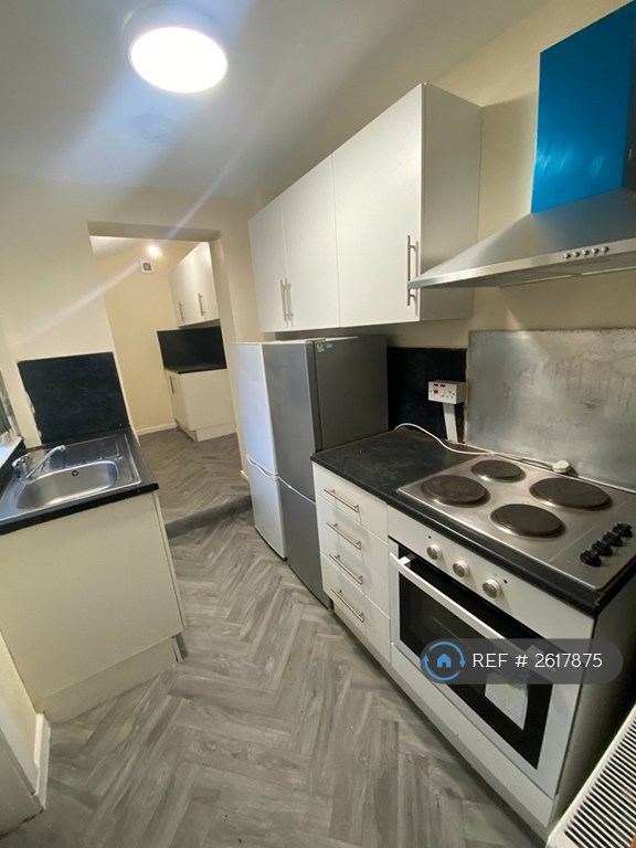 3 bedroom house in Oldham Road, Royton, Oldham, OL2 (3 bed) (#2617875)