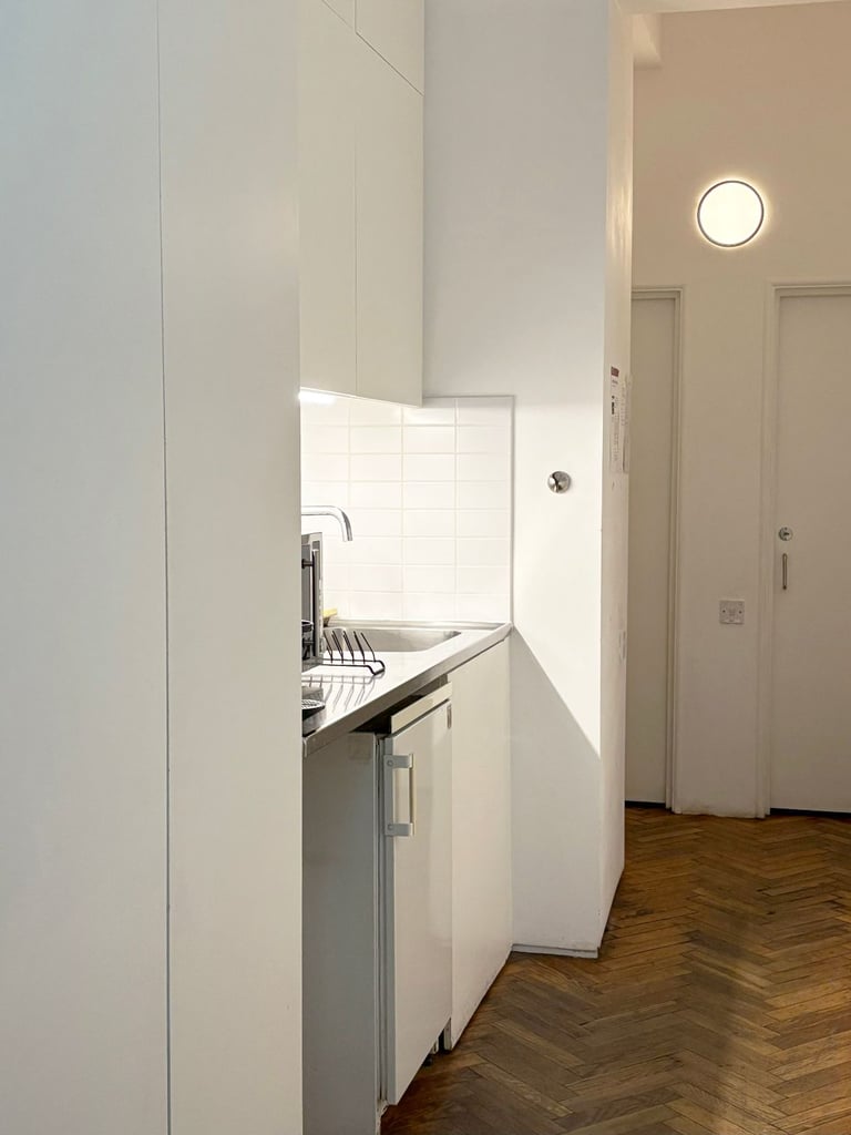 DESK SPACES TO LET. BRIGHT CO-WORKING STUDIO, CAMDEN TOWN