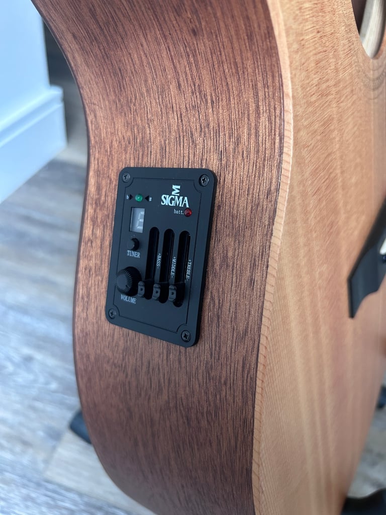 Sigma 000ME Acoustic Guitar with gig bag 