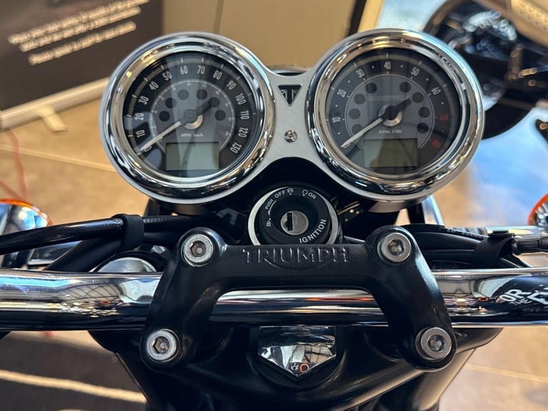 2025 Triumph Bonneville T120 PREMIUM TWIN COLOUR Petrol black 6 Speed