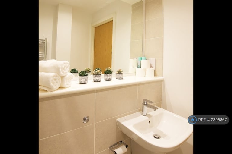 1 bedroom flat in Oldfield Road, Manchester, M5 (1 bed) (#2395867)