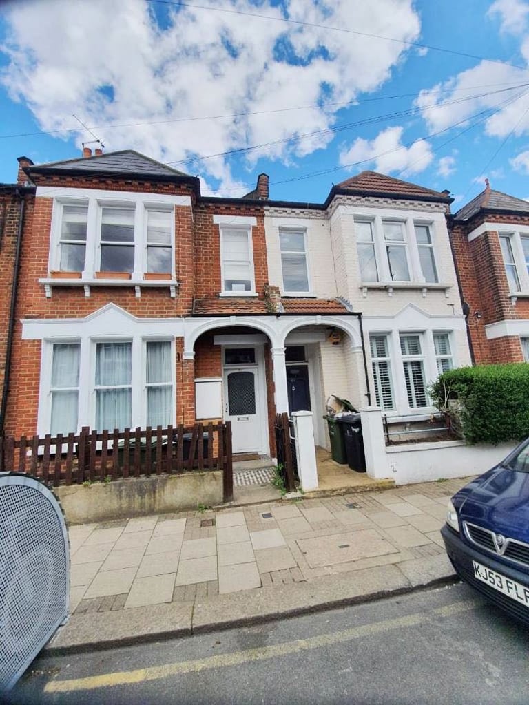 Spacious 2-Bed Ground Floor Flat with Private Garden – 3 Mins to Clapham South Station