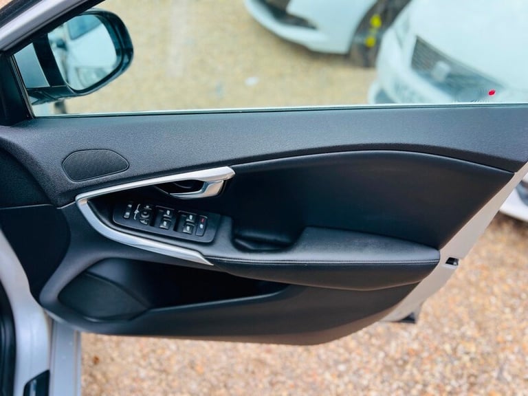2014 Volvo V40 1.6 D2 SE Lux Hatchback 5dr Diesel Manual Euro 5 (s/s) (115 ps) HATCHBACK Diesel M...