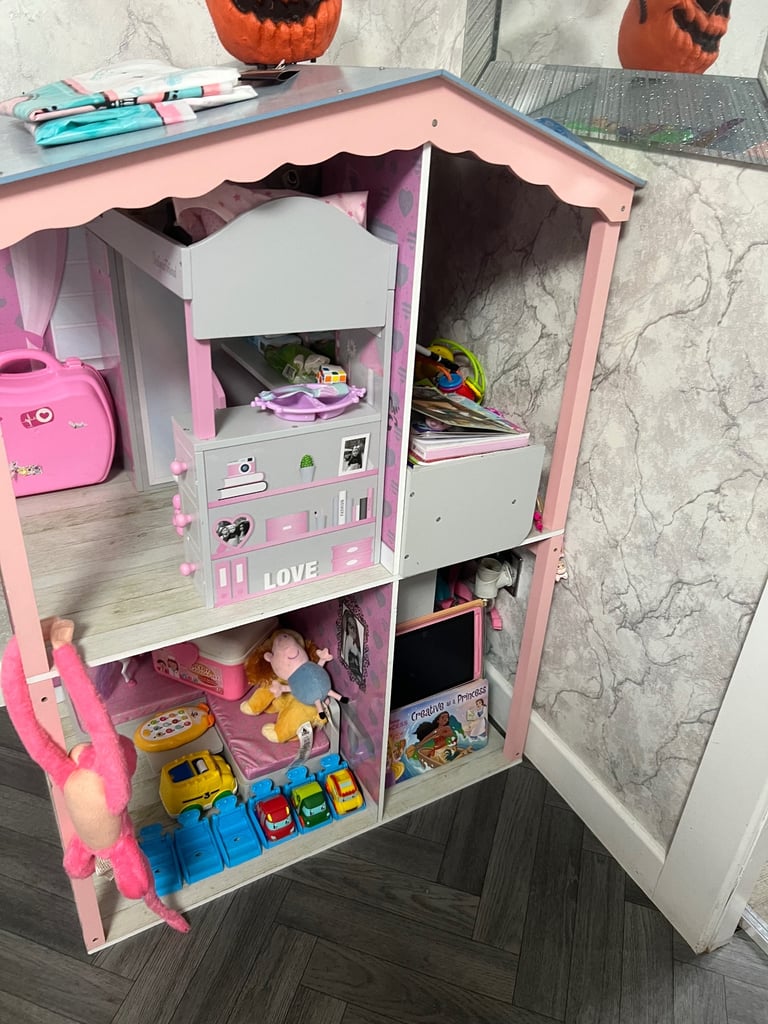 Designer Friends Dolls House with Furniture 