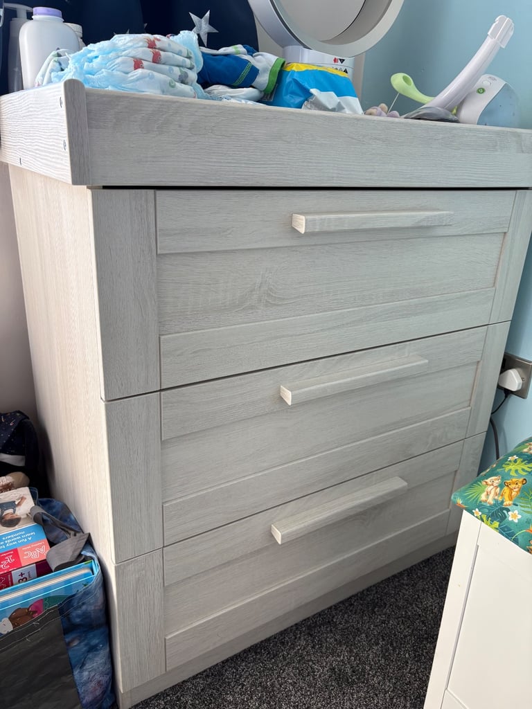 Cotbed and dresser 