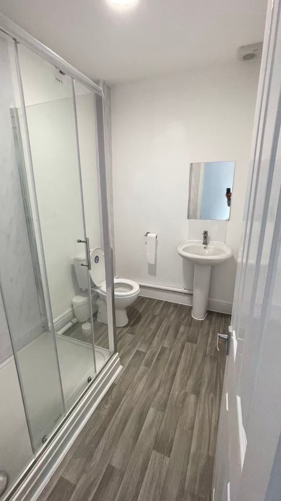 Three ensuite rooms to rent in WR1