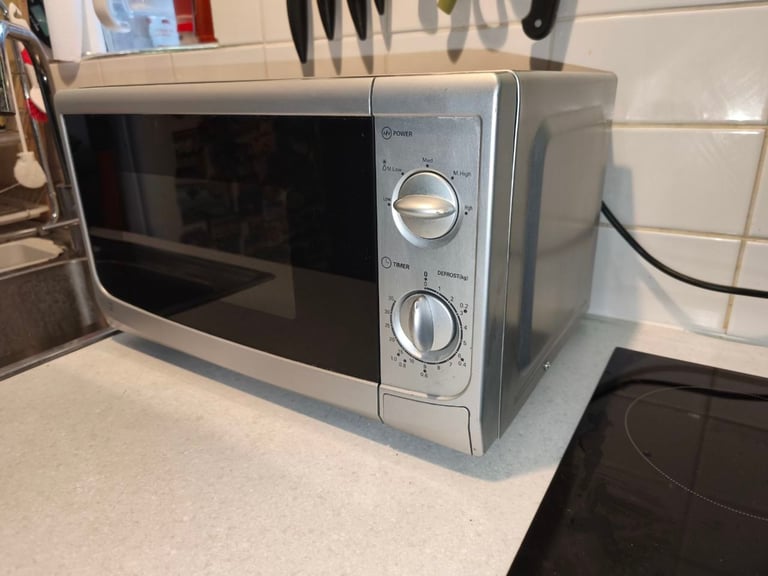 Microwave SAINSBURY 700 W