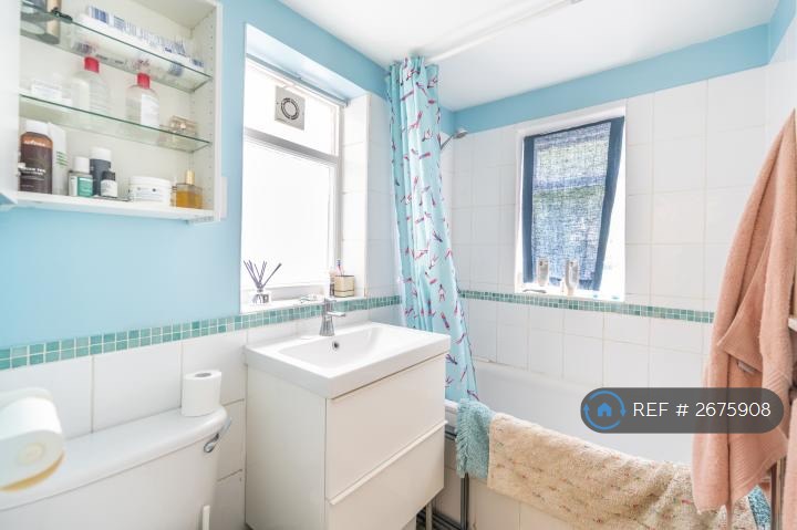 1 bedroom flat in Inverness Terrace, London, W2 (1 bed) (#2675908)