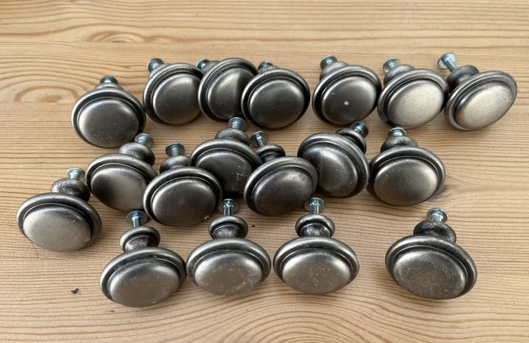 A JOB LOT OF DRAWER / CUPBOARD DOOR HANDLES