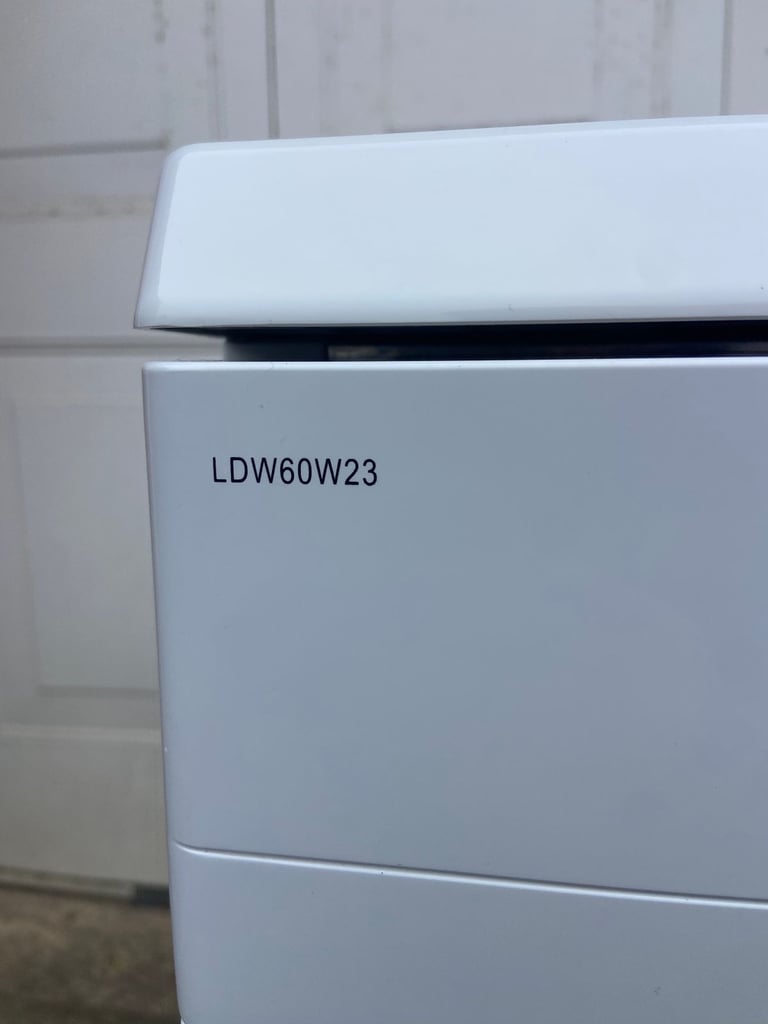 LOGIK Full-Size Dishwasher 12 place settings. Like a new. I'm happy to deliver in Bristol for free.