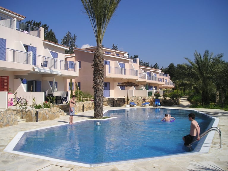 PAPHOS SELF-CATERING POOLSIDE VILLA APARTMENT TO RENT FOR HOLIDAYS IN CYPRUS LONG-TERM WINTER LETS