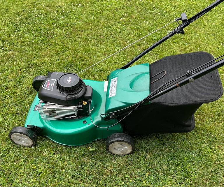 Qualcast 18”cut Selfdrive petrol lawnmower Briggs 450 Series easy start engine mower serviced 