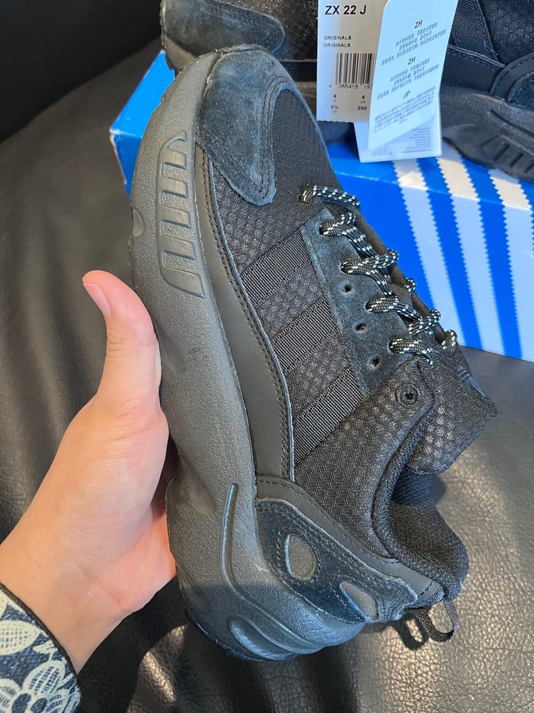image for  Unisex adidas trainers in size 4