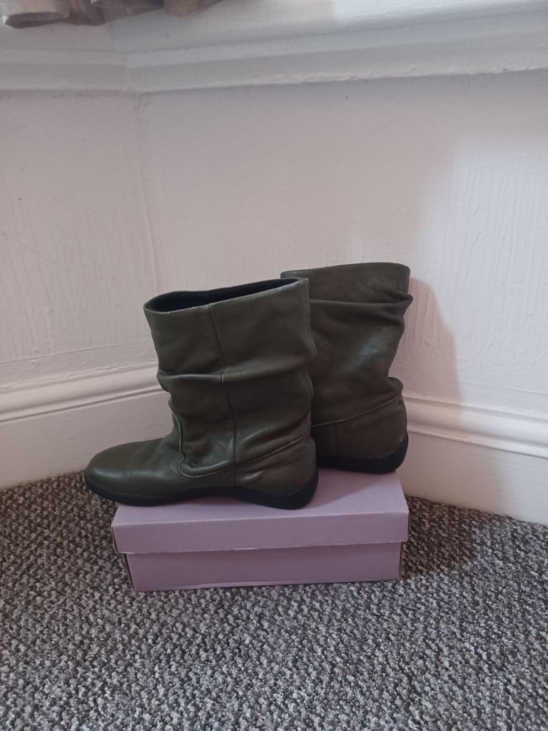 image for Size 7 boots green , very good condition 