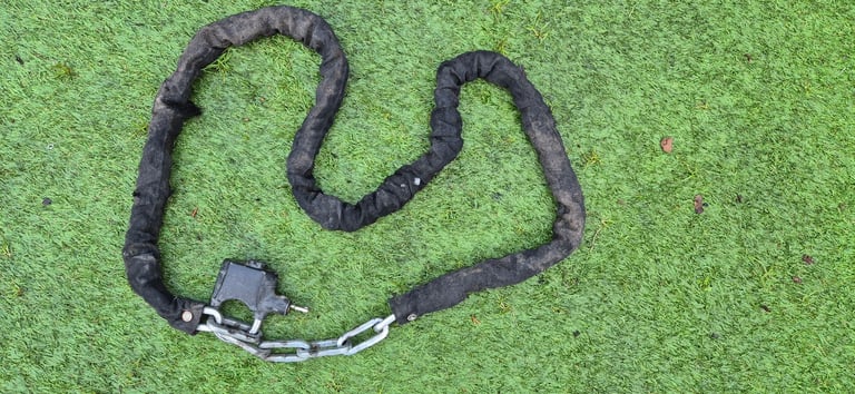 Hitch lock and wheel clamp for trailer, caravan, camper, motorhome.