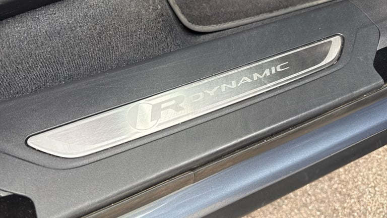2022 Land Rover Range Rover Velar 2.0 D200 R-Dynamic SE 5dr Auto With Heated