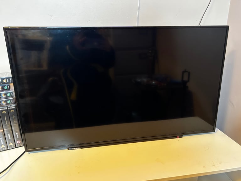 40” Toshiba TV w/ strip lights