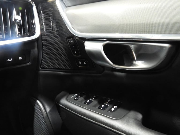 2023 73 VOLVO S90 2.0H T8 RECHARGE 18.8KWH PLUS SALOON 4DR PETROL PLUG-IN HYBRID