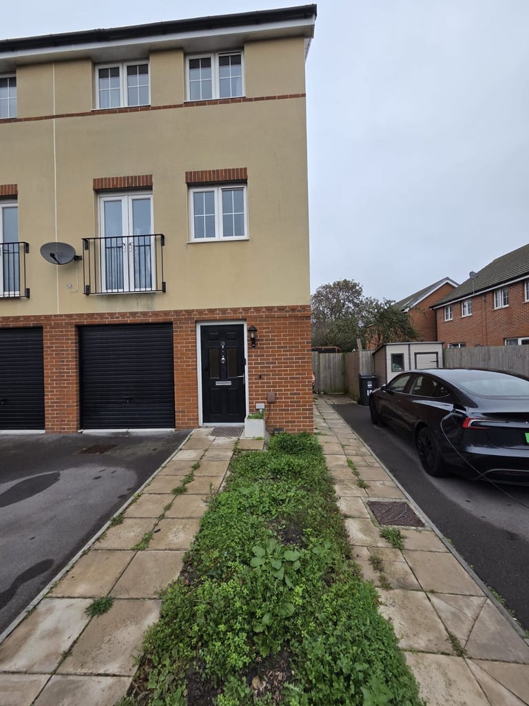 3 Bedroom Semi-Detached house with garage to rent