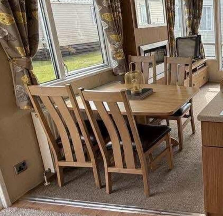 Dining table and 4 chairs 