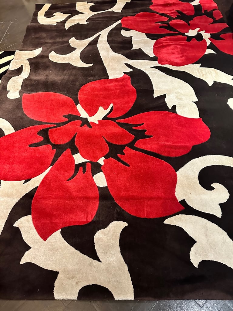 VERY LARGE RUG - FREE DELIVERY IN LOCAL AREA 