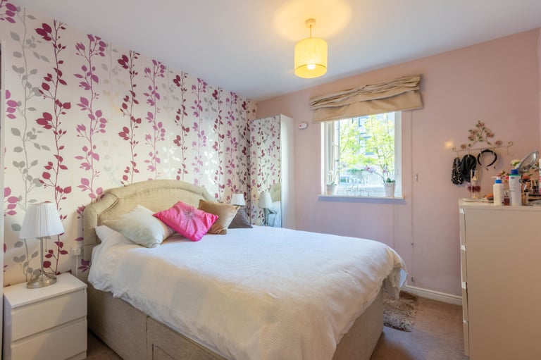 Bright and spacious, 2 bedroom, ground flat in Dicksonfield – available November