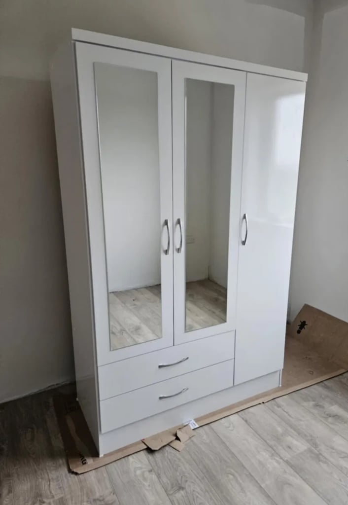 Wardrobe three doors with mirrors 