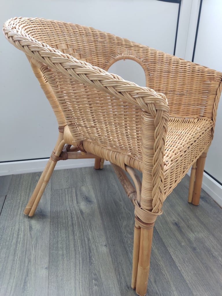 Wicker armchair in very good condition. 80cms high, 59cms at widest, 60cms front leg to back leg, se